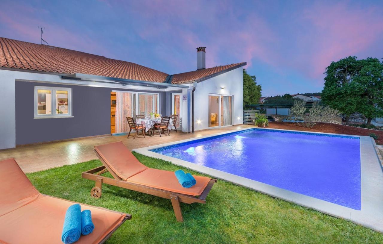 Modern Villa Di Rovigno With Pool, Hot Tub And Sea View Rovinjsko Selo Eksteriør billede