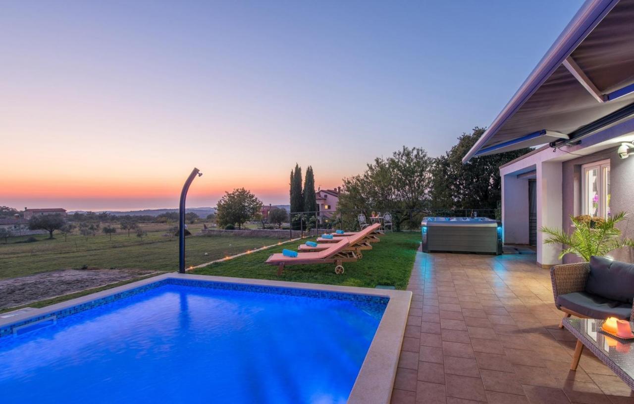 Modern Villa Di Rovigno With Pool, Hot Tub And Sea View Rovinjsko Selo Eksteriør billede