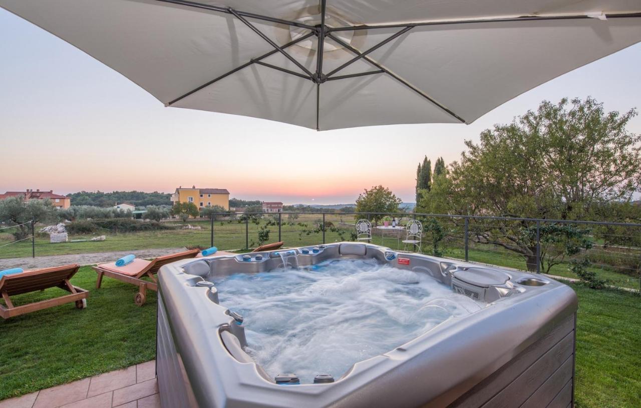 Modern Villa Di Rovigno With Pool, Hot Tub And Sea View Rovinjsko Selo Eksteriør billede