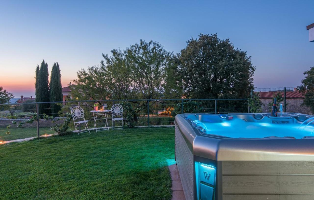 Modern Villa Di Rovigno With Pool, Hot Tub And Sea View Rovinjsko Selo Eksteriør billede