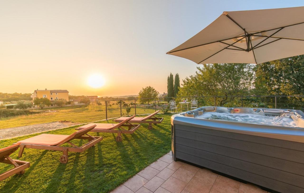 Modern Villa Di Rovigno With Pool, Hot Tub And Sea View Rovinjsko Selo Eksteriør billede