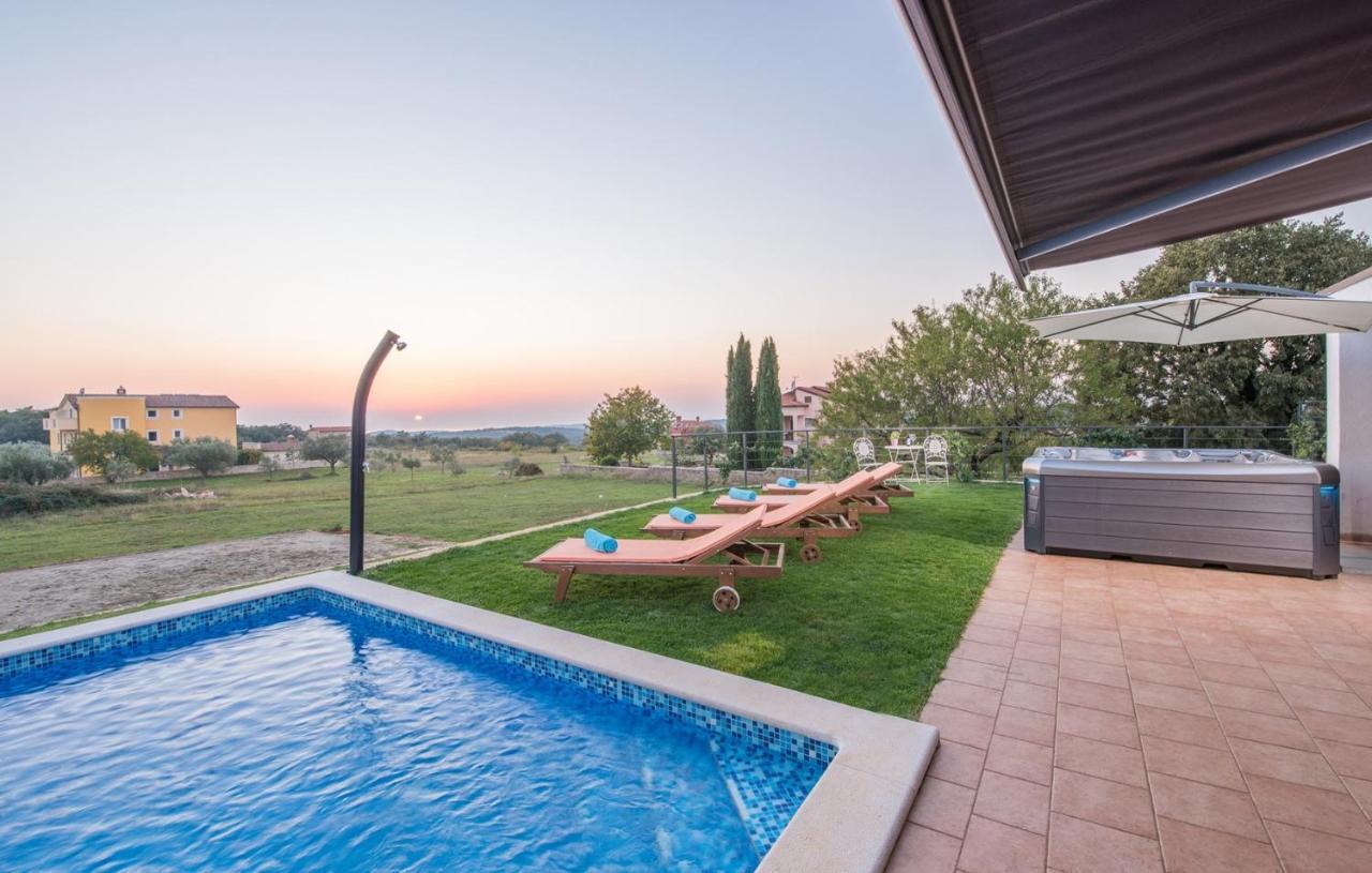 Modern Villa Di Rovigno With Pool, Hot Tub And Sea View Rovinjsko Selo Eksteriør billede