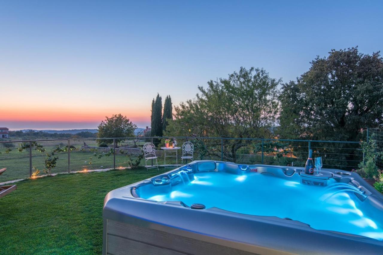 Modern Villa Di Rovigno With Pool, Hot Tub And Sea View Rovinjsko Selo Eksteriør billede